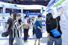 <b>全面升级为“AI超</b> 